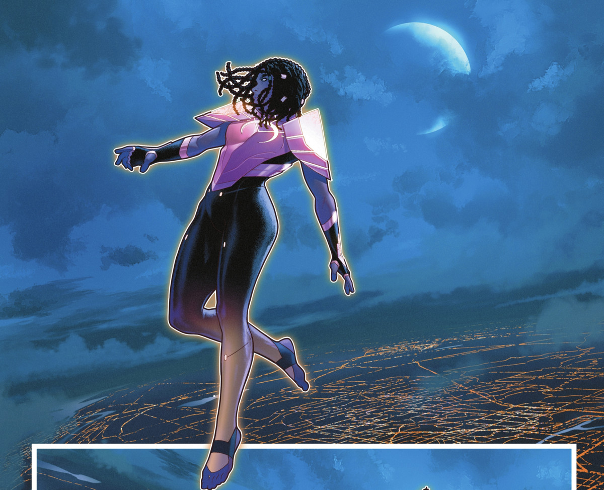 La supereroina Naomi McDuffie fluttua alta e spensierata sopra una griglia di luci della città in una notte di luna in Naomi #2: Stagione 2 (2022). 