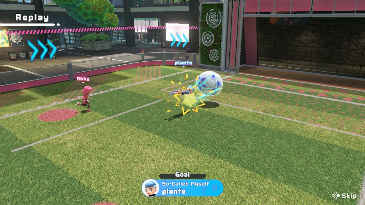 Un giocatore dà una testata a un pallone nel calcio in Nintendo Switch Sports