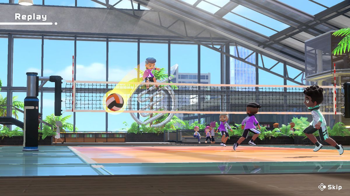 Un giocatore lancia una palla da pallavolo nell'angolo posteriore del campo in Nintendo Switch Sports
