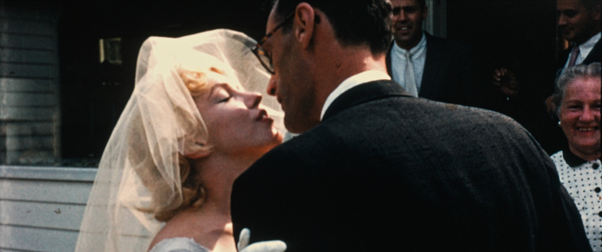 Una foto d'archivio di Marilyn Monroe che bacia Arthur Miller il giorno del loro matrimonio in The Mystery of Marilyn Monroe: The Unheard Tapes.