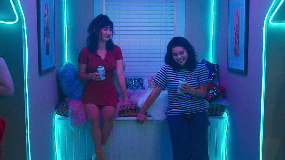 Paige (Rowan Blanchard) e AJ (Auli'i Cravalho) in una stanza illuminata al neon in Crush (2022)
