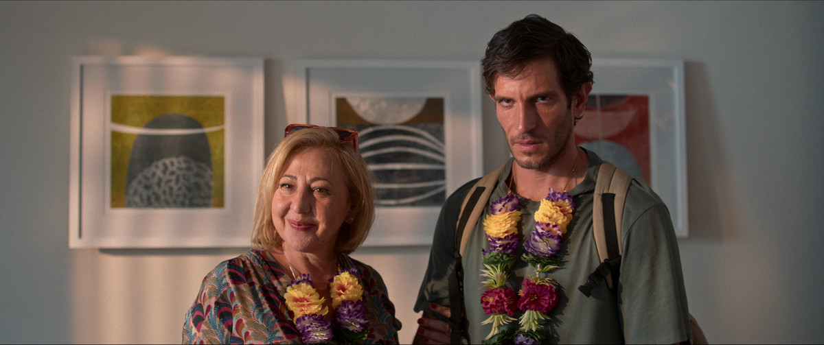 Mari (Carmen Machi) e suo figlio adulto José Luís (Quim Gutiérrez) indossano collane di fiori di lei in Luna di miele con mia madre.