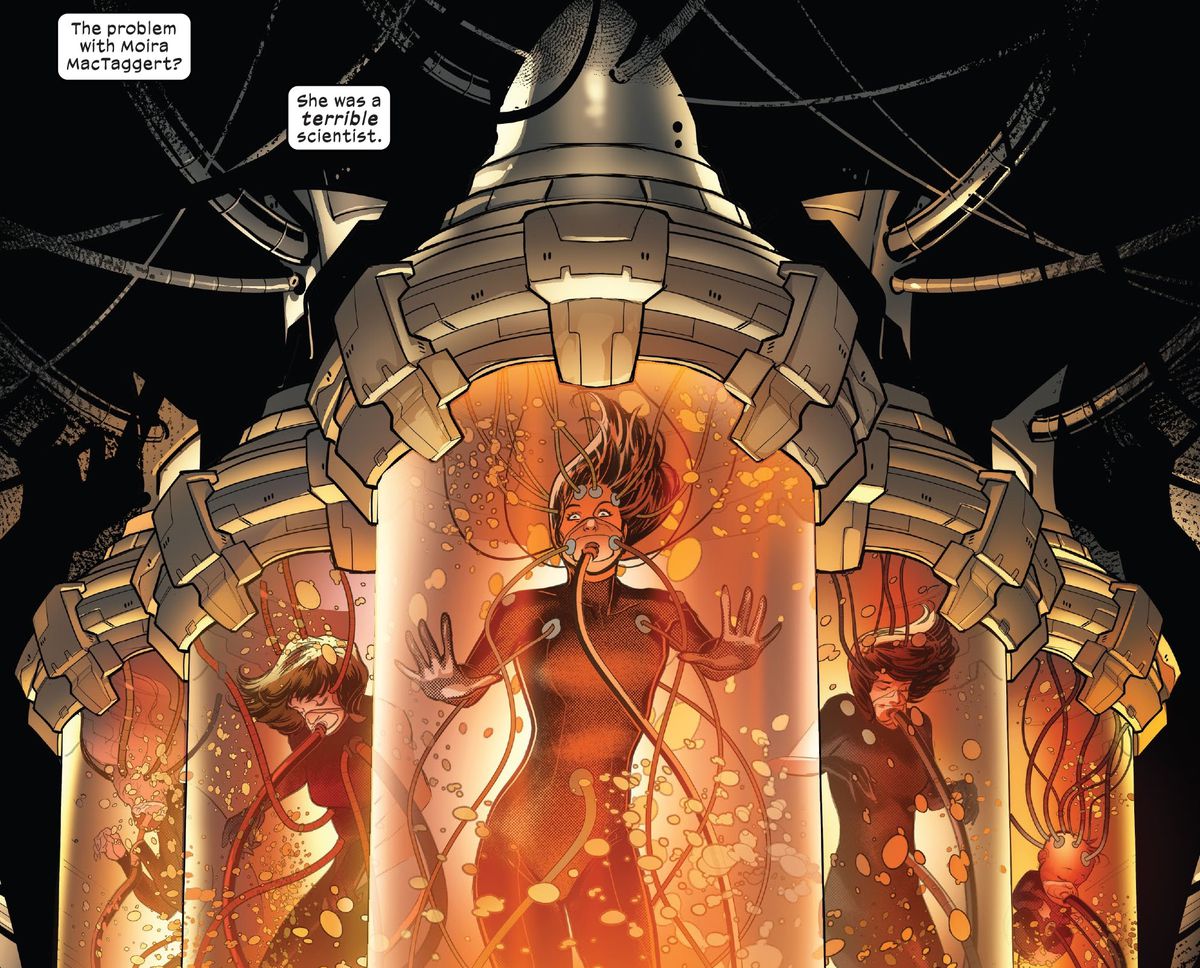 Cinque tini pieni di liquido contengono cinque cloni viventi di Moira McTaggert nella tana di Mister Sinister in Immortal X-Men #1 (2022). 