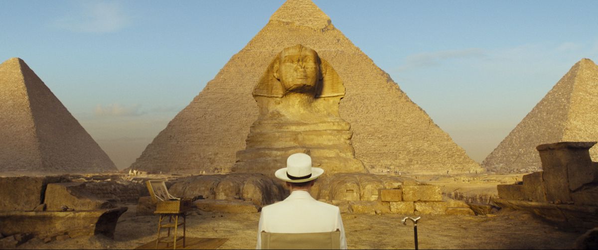 Kenneth Branagh nei panni di Hercule Poirot osserva la Sfinge in Death on the Nile.