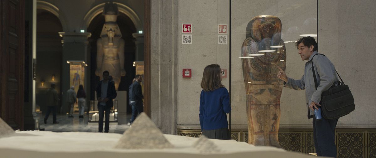 Steven Grant mostra un sarcofago a una bambina in un museo.  C'è un codice QR sul muro vicino, in Moon Knight. 