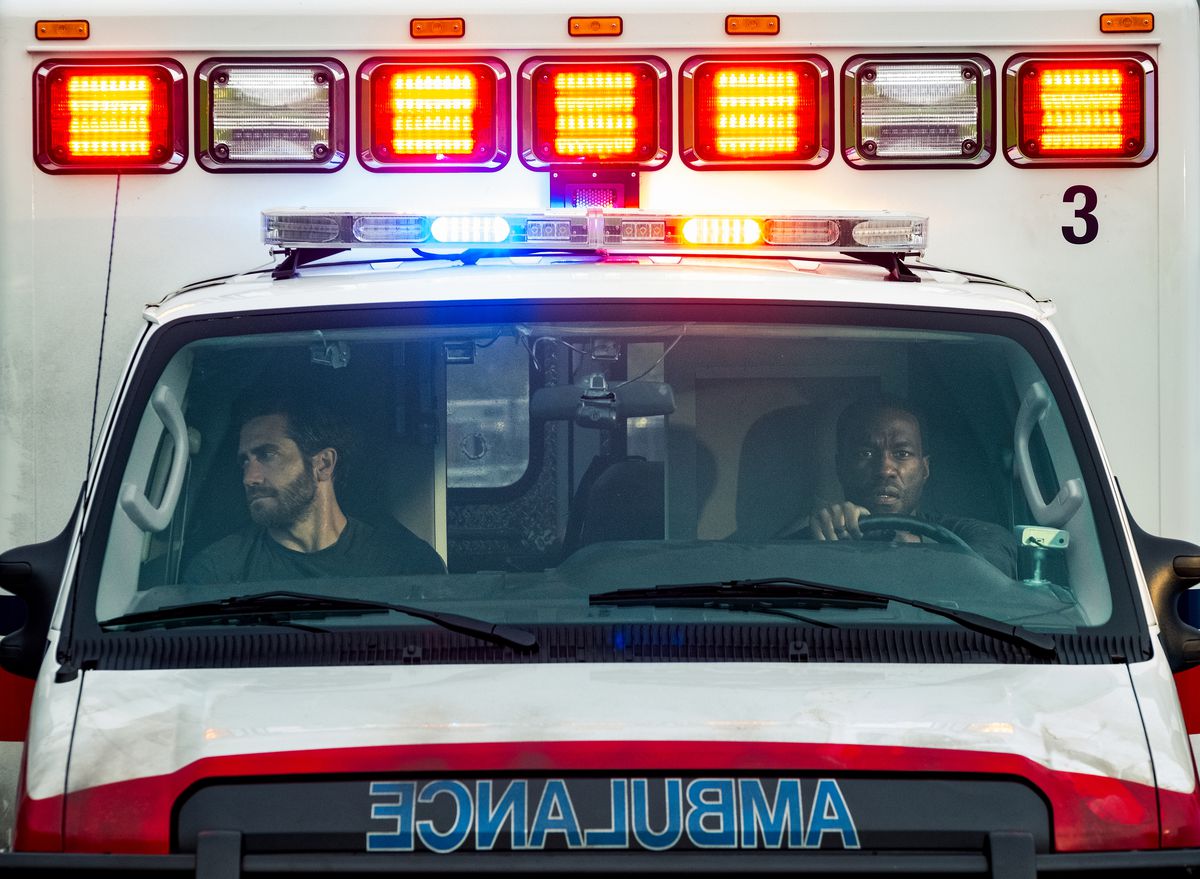 Jake Gyllenhaal e Yahya Abdul-Mateen II siedono nella cabina di un'ambulanza in Ambulanza