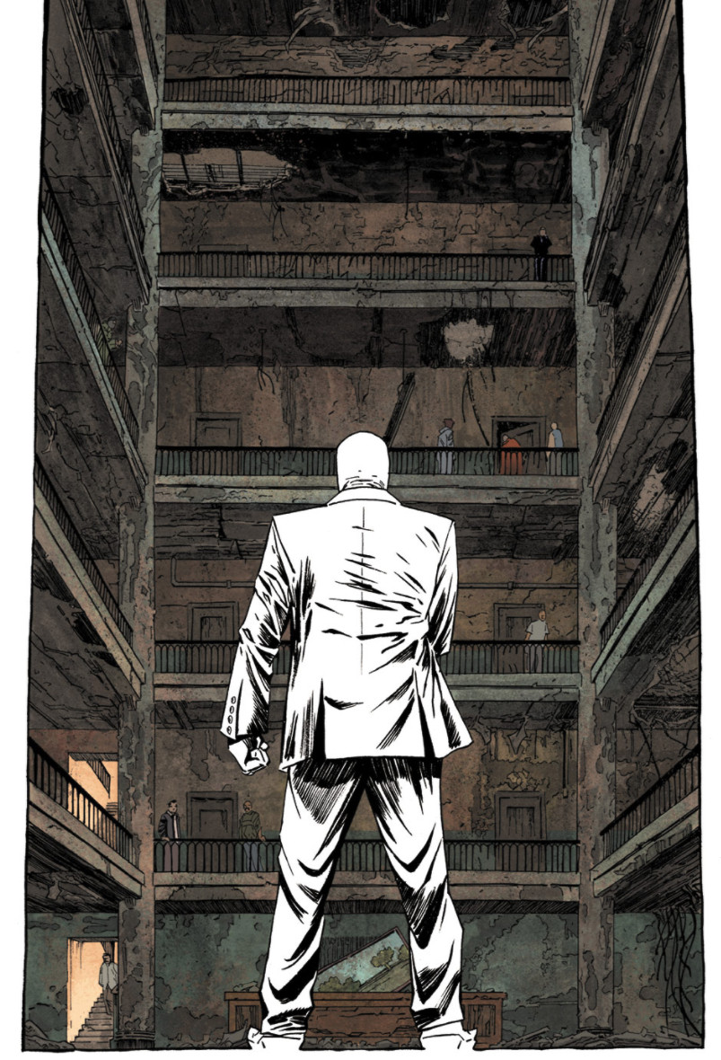 Mr. Knight si trova alla base di un caseggiato, pronto a prendere a calci in culo tutti in Moon Knight #5 (Marvel Comics, 2014)