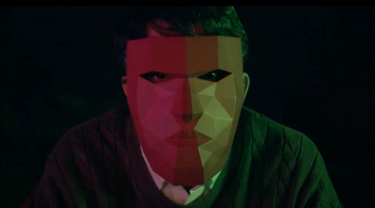 Chris Messina nei panni del leader del culto Seth che indossa una bizzarra maschera geometrica in The Aviary (2022).