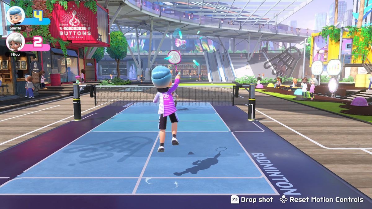 Un giocatore salta per colpire il volano nel badminton in Nintendo Switch Sports
