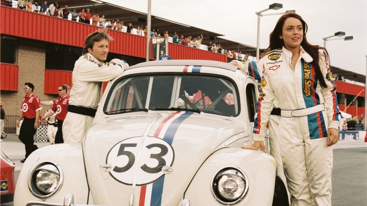 Lindsay Lohan in piedi accanto a Herbie l'auto