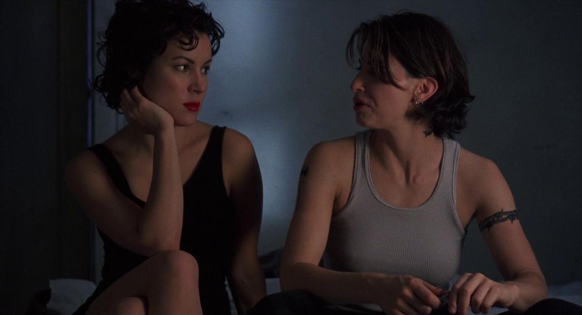 Gina Gershon e Jennifer Tilly si guardano in Bound.