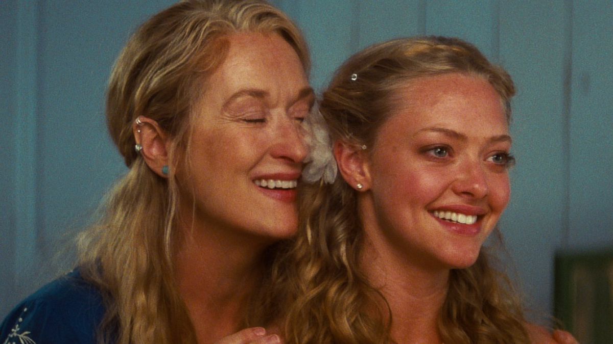 Donna Sheridan-Carmichael (Meryl Streep) e sua figlia Sophie Sheridan (Amanda Seyfried) in Mamma Mia.