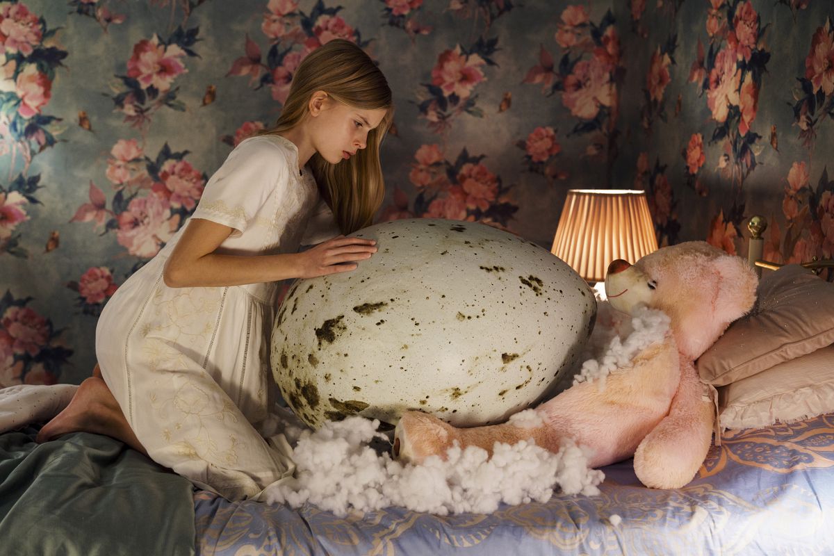 La ginnasta dodicenne Tinja (Siiri Solalinna) si libra sopra il suo enorme e mostruoso uovo in Hatching