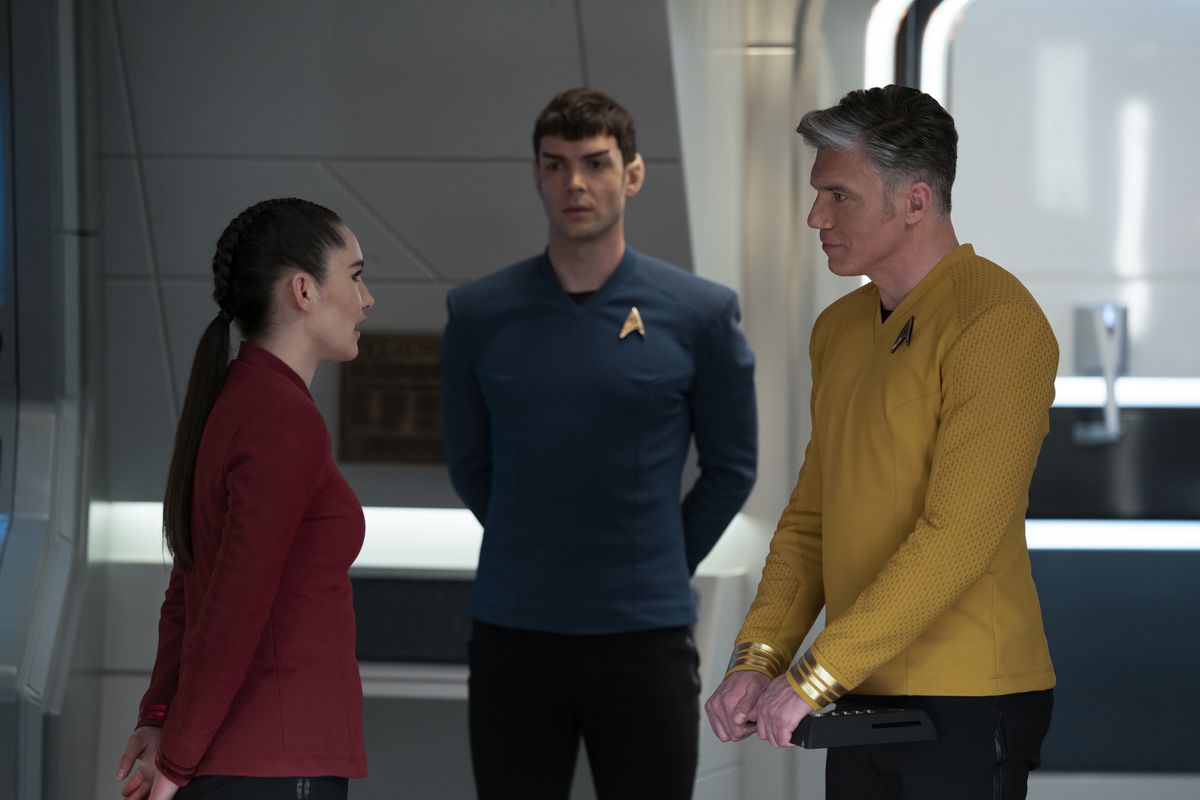 Pike parla con un subordinato mentre Spock guarda 