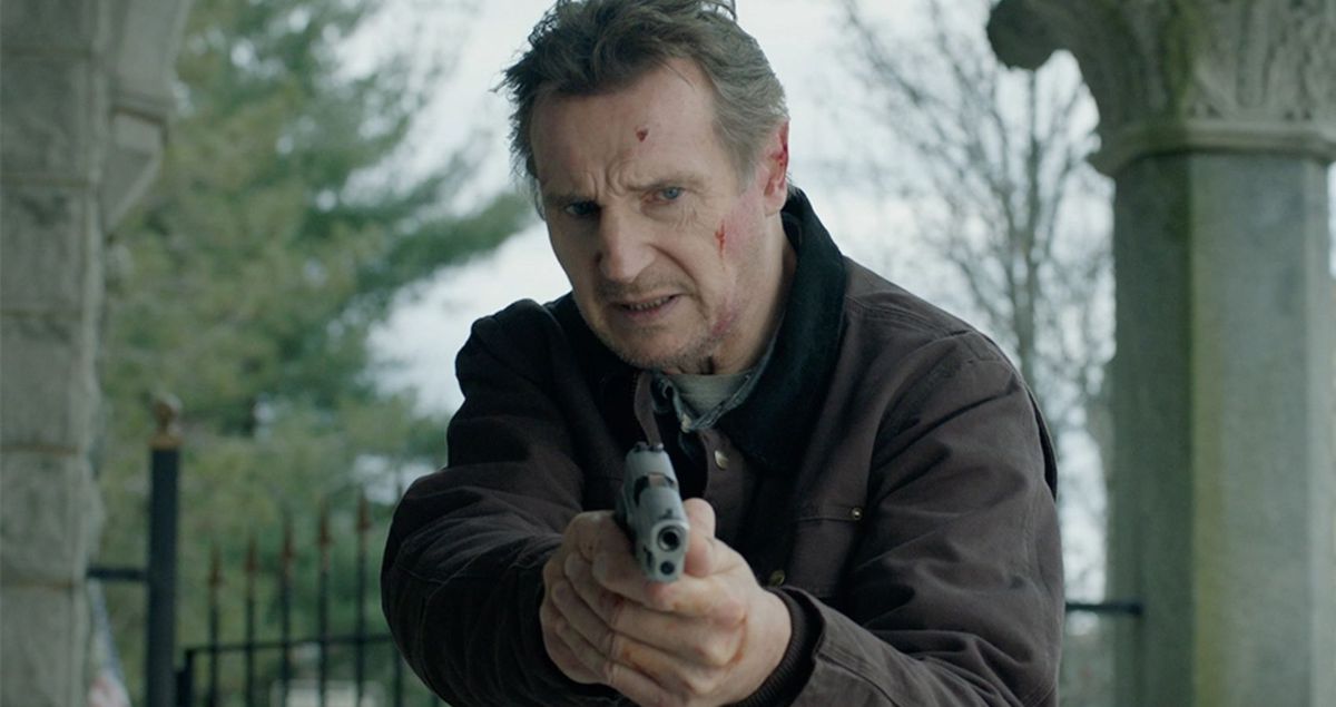 Liam Neeson nei panni di Travis Block con in mano una pistola in Blacklight.