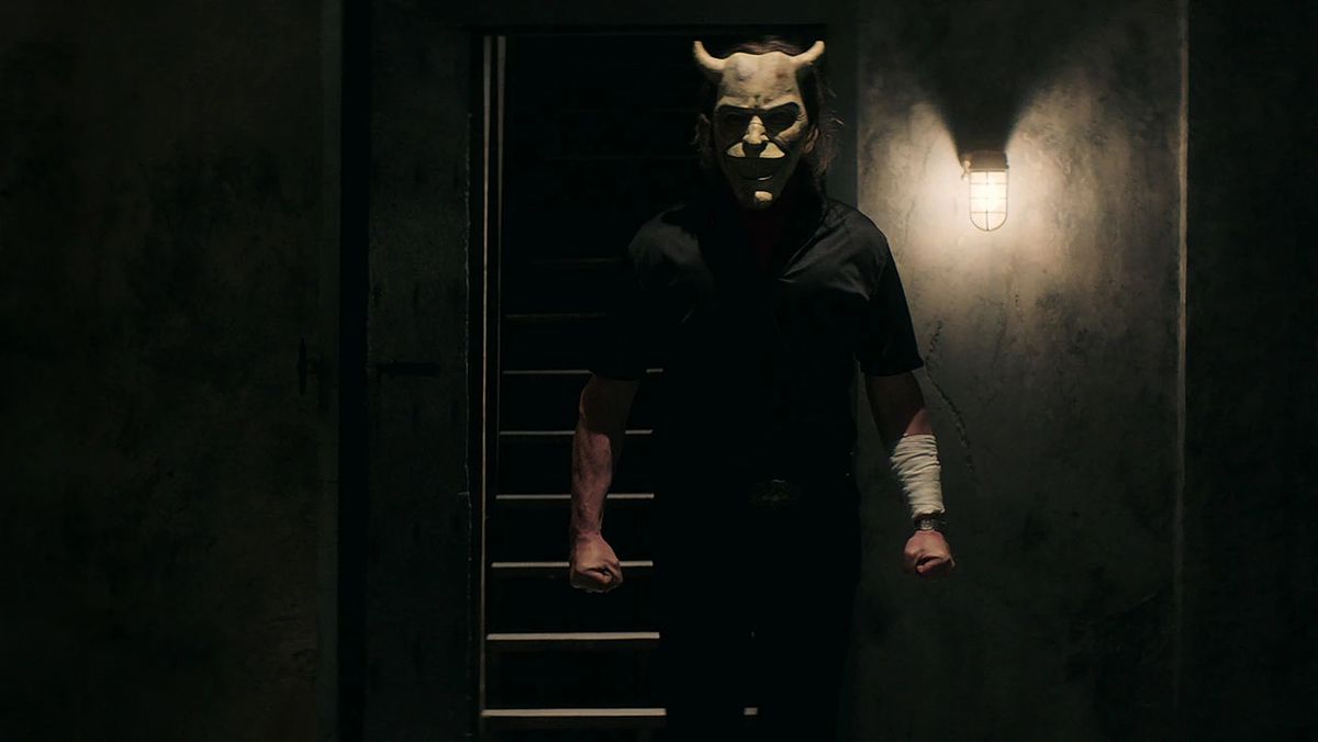 Ethan Hawke indossa una maschera da diavolo cornuto in The Black Phone (2022).