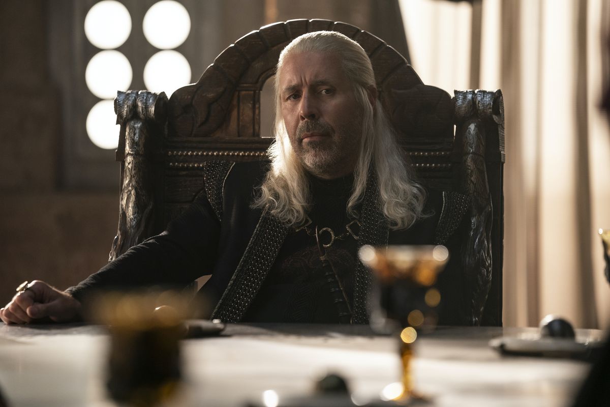 Un uomo Targaryen seduto a un tavolo in una foto di House of the Dragon