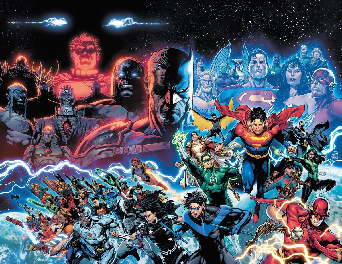 I cattivi e gli eroi dell'Universo DC giovani e meno giovani posano drammaticamente sull'ampia copertina avvolgente di Dark Crisis #1 (2022). 