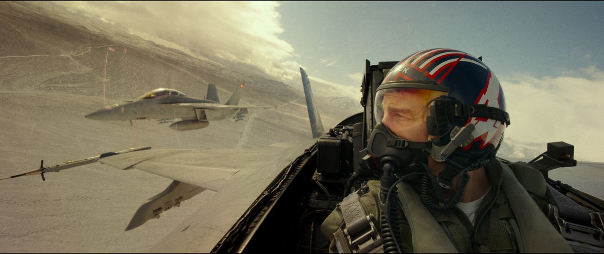Tom Cruise nella cabina di pilotaggio di un jet da combattimento, con un altro che vola nelle vicinanze