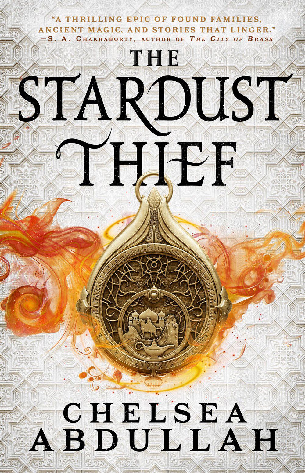 Copertina di The Stardust Thief di Chelsea Abdullah, con un amuleto su sfondo bianco.