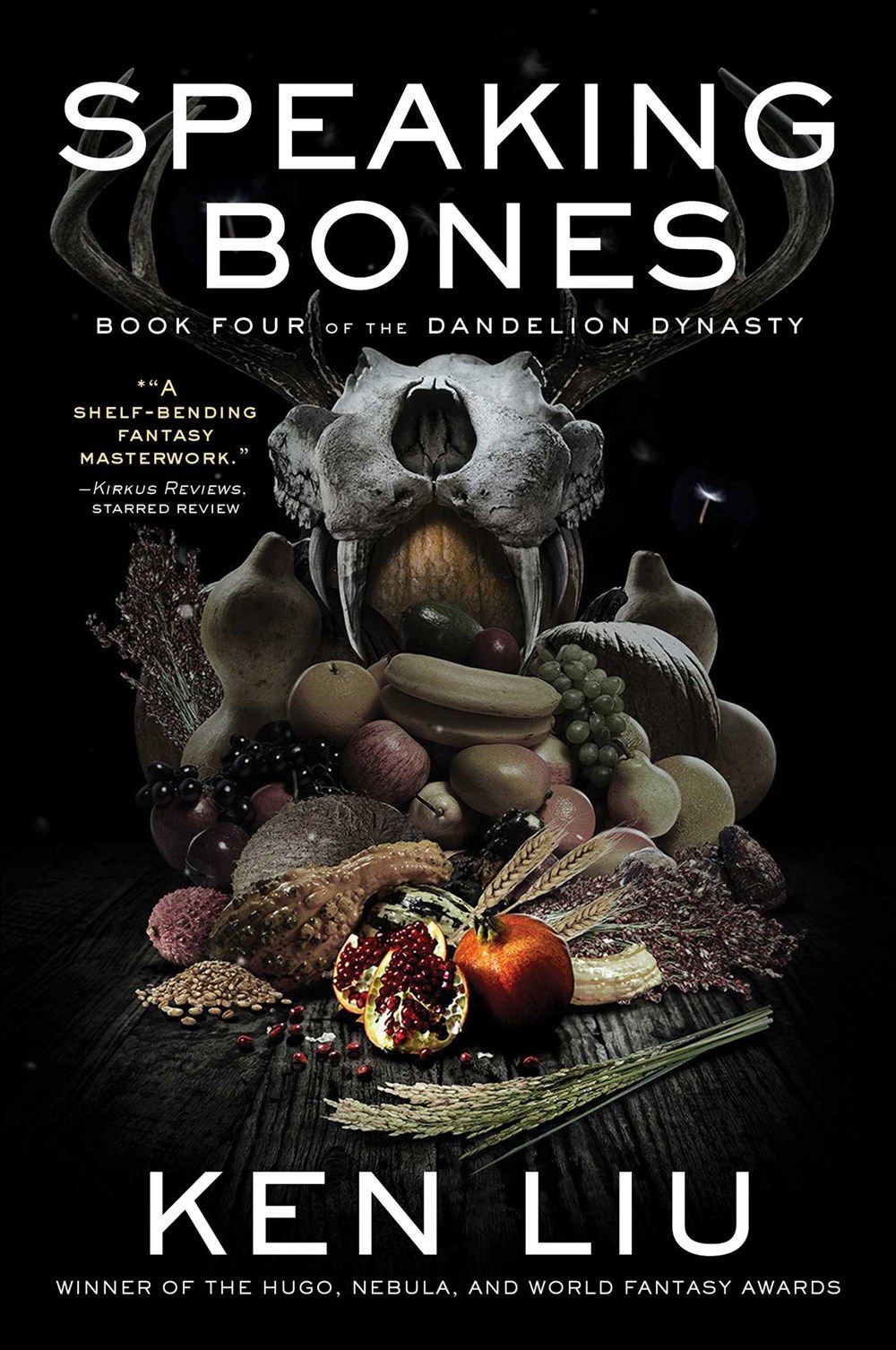 La copertina di Speaking Bones di Ken Liu, con una cornucopia davanti a un teschio garinafin.
