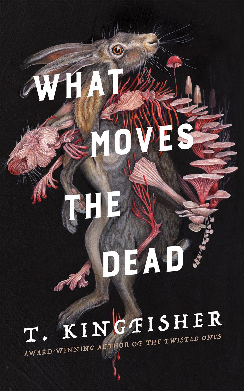 La copertina di What Moves the Dead di T. Kingfisher, un'immagine surreale di un coniglio inframmezzato da uno scheletro di coniglio fatto di funghi.