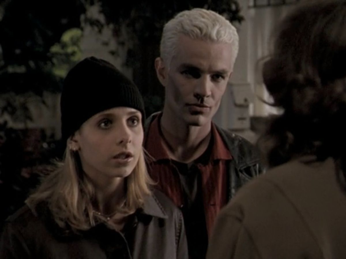 Buffy e Spike in piedi uno accanto all'altro.