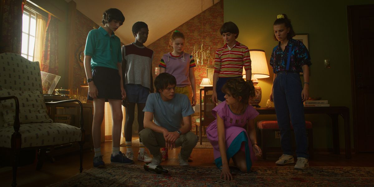 Mike, Lucas, Max, Jonathan, Will, El e Nancy in un soggiorno nella terza stagione di Stranger Things