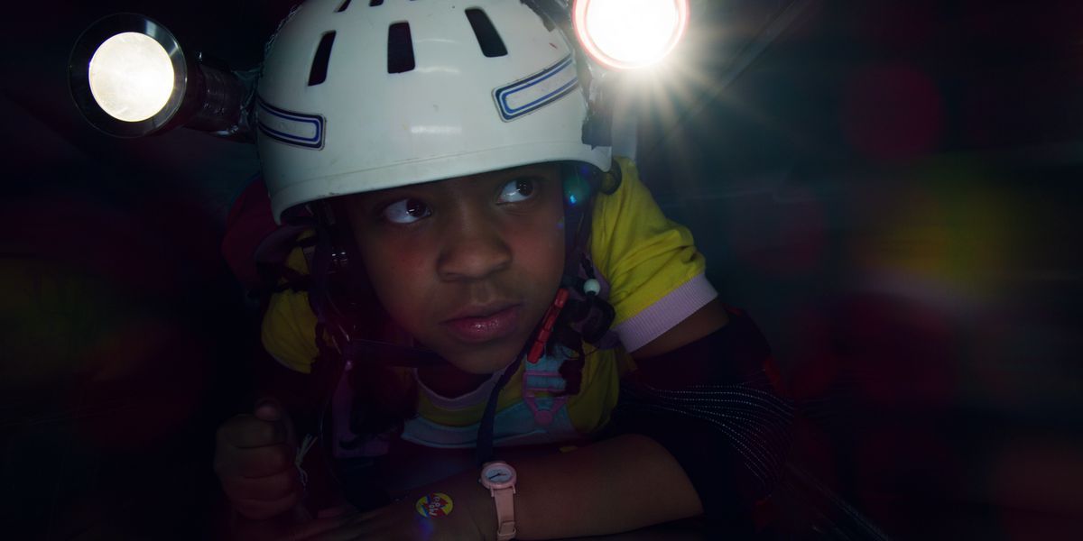 Un primo piano di Erica in uno sfiato con un casco con luci sopra 