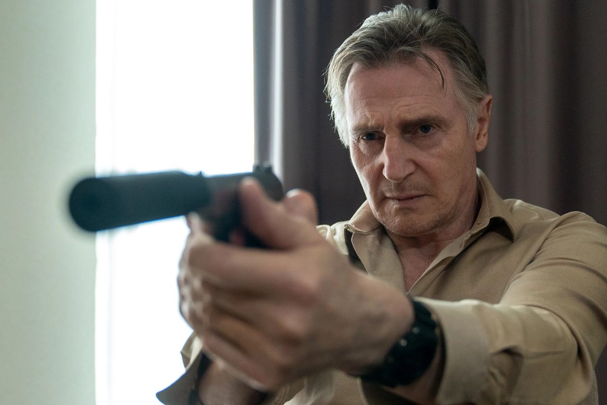 Liam Neeson nei panni dell'assassino Alex Lewis con in mano una pistola in Memory.