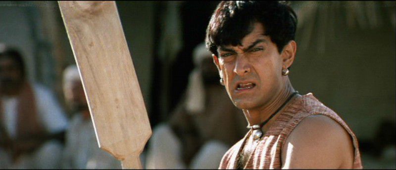 Aamir Khan tiene una mazza da cricket a Lagaan.