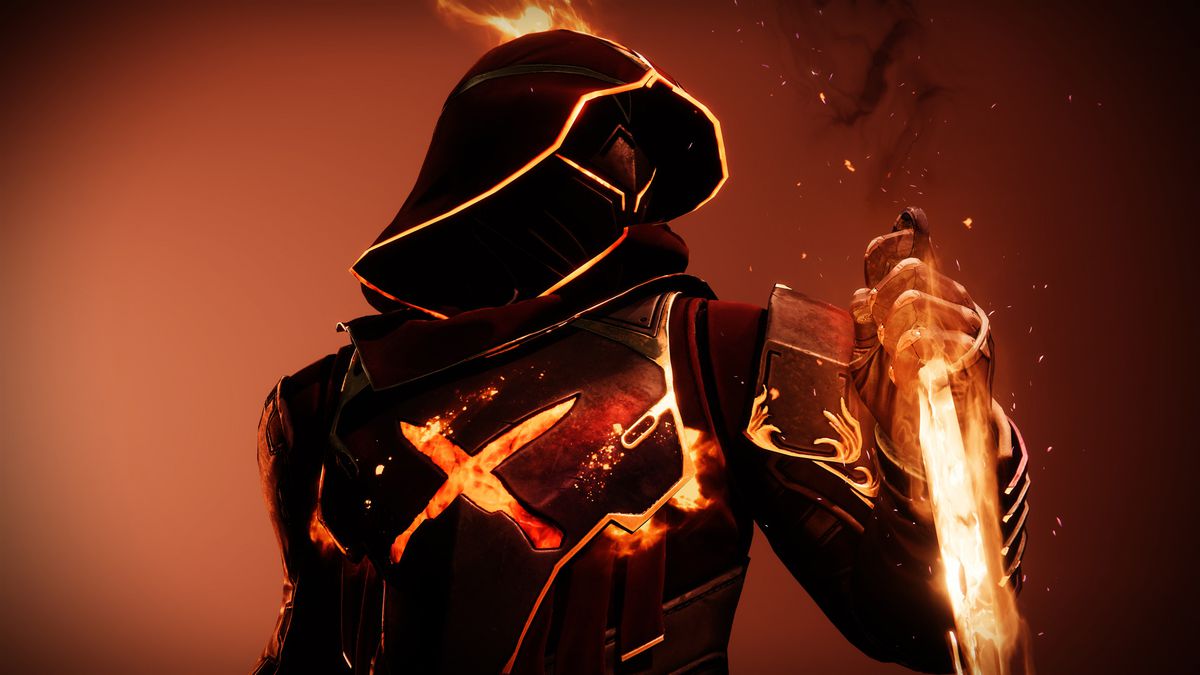 Un cacciatore sta con un coltello fiammeggiante in Destiny 2: Season of the Haunted