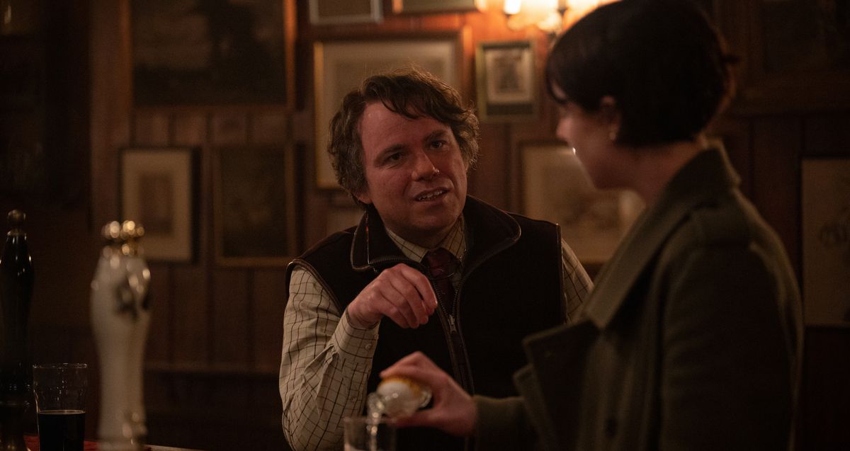 Rory Kinnear chiacchiera con Jessie Buckley in un pub a Men