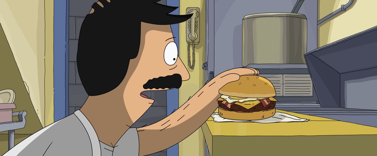 Bob Belcher (doppiato da H. Jon Benjamin) accarezza un hamburger nel FILM THE BOB'S BURGERS dei 20th Century Studios. 