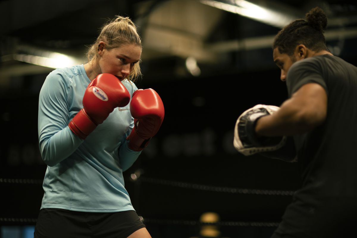 La giocatrice di football australiana Tayla Harris combatte su un ring in Kick Like Tayla.