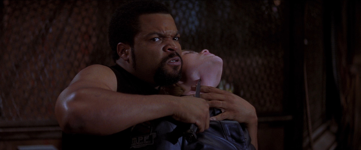 La desolazione di Ice Cube Williams punta un coltello al collo di Clea Duvall in Ghosts of Mars di John Carpenter.