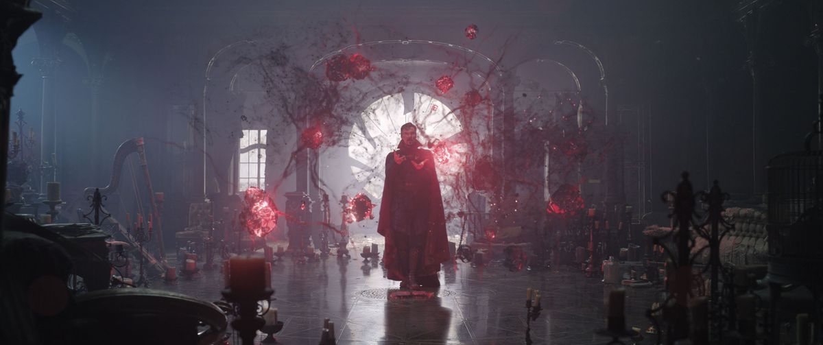 Benedict Cumberbatch nei panni del Dottor Strange in piedi nel mezzo di una ragnatela rosso sangue di nodi magici in Doctor Strange in the Multiverse of Madness.