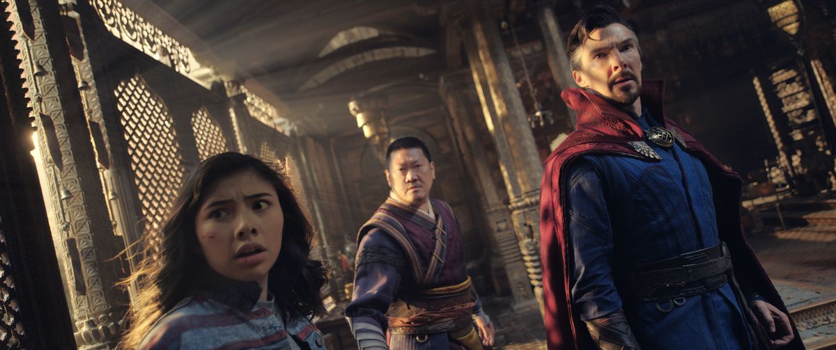 America Chavez, Wong e Doctor Strange guardano ansiosamente verso la telecamera in Doctor Strange in the Multiverse of Madness