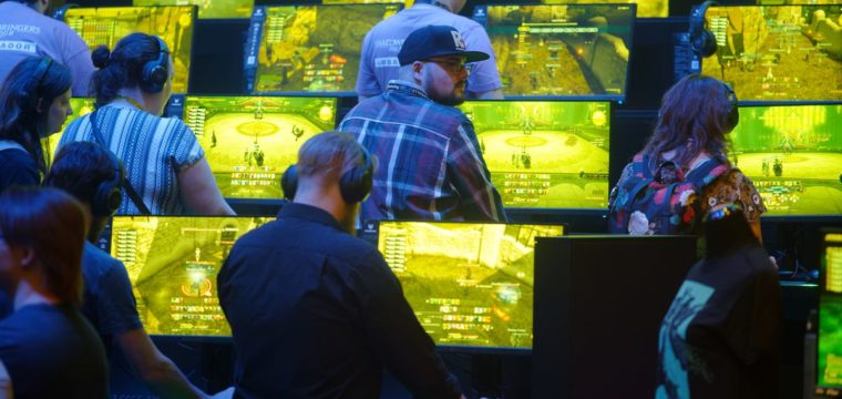 Ex poliziotto arrestato per presunto stalking sullo streamer di World of Warcraft