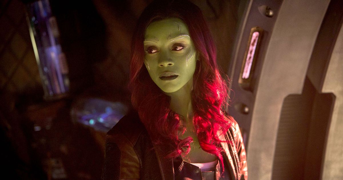 Gamora in Avengers: Infinity War, con lo sguardo fisso in lontananza su un'astronave