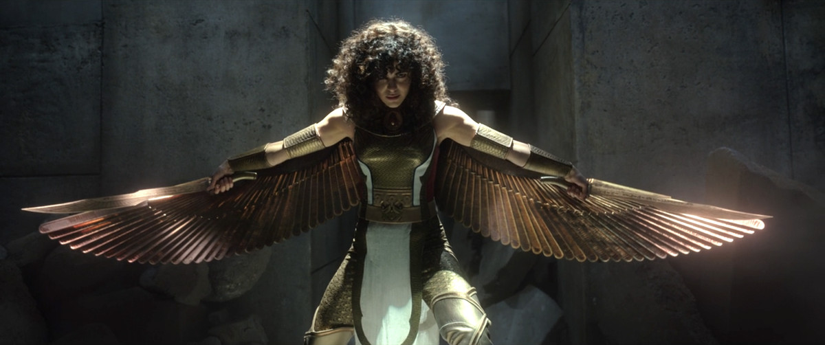 May Calamawy spiega le ali di metallo del suo costume da supereroe di ispirazione egiziana nei panni di Layla El-Faouly/lo Scarabeo Scarlatto in Moon Knight. 