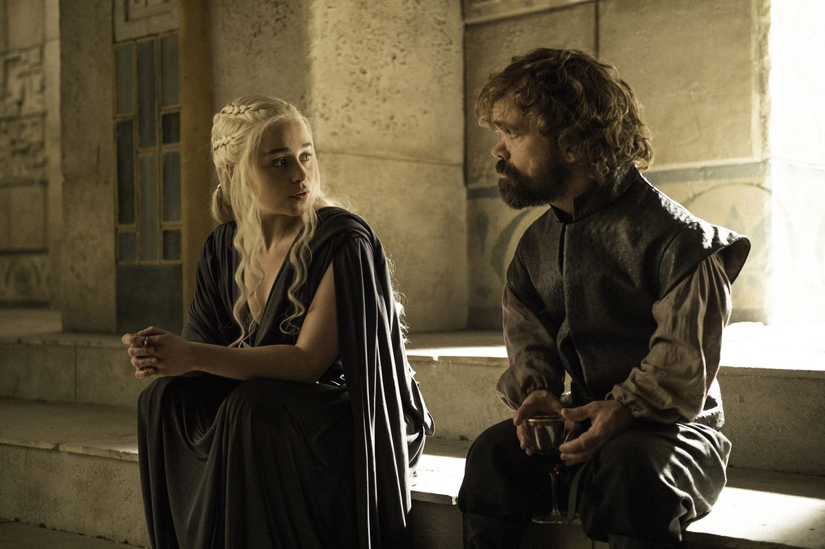 Daenerys e Tyrion si siedono e parlano tra loro in una foto di Game of Thrones
