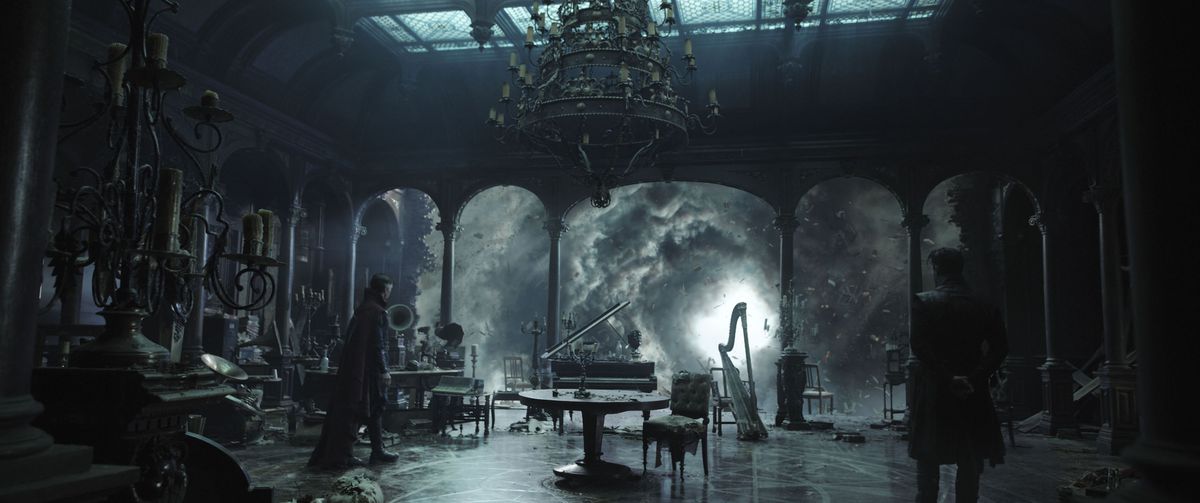 Una vista in CGI con Benedict Cumberbatch nei panni del Dottor Strange in piedi in una stanza buia di fronte a un muro aperto che conduce a nuvole che turbinano intorno a un vasto varco luminoso nel cielo in Doctor Strange in the Multiverse of Madness.