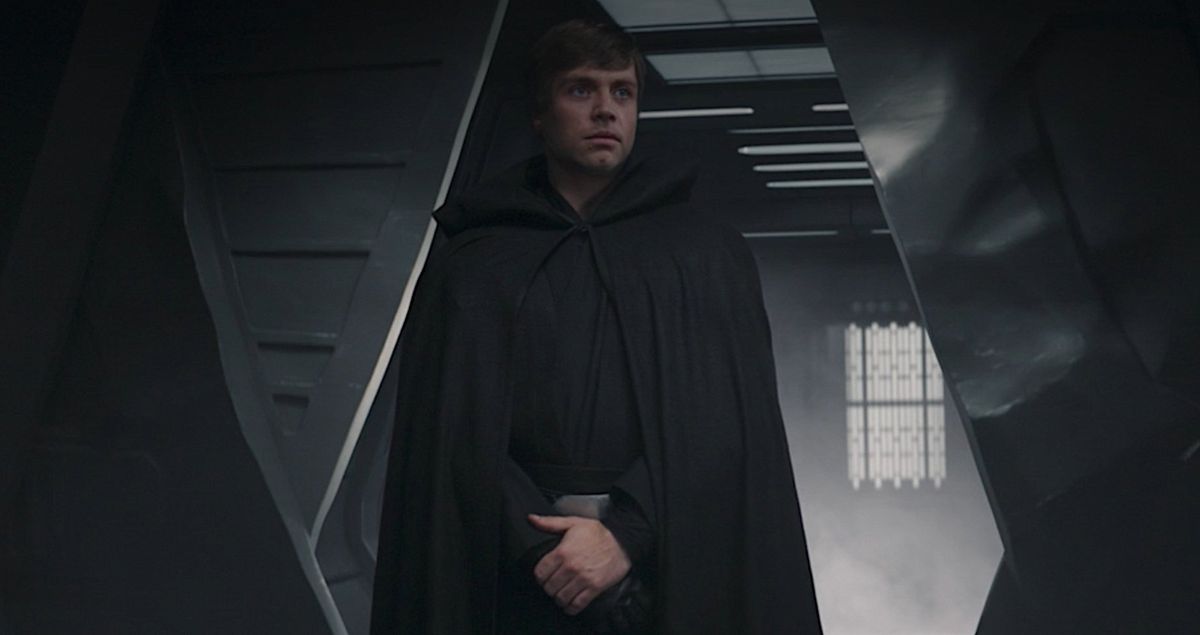 Deepfake Luke Skywalker di The Mandalorian, in piedi su una porta con le mani giunte