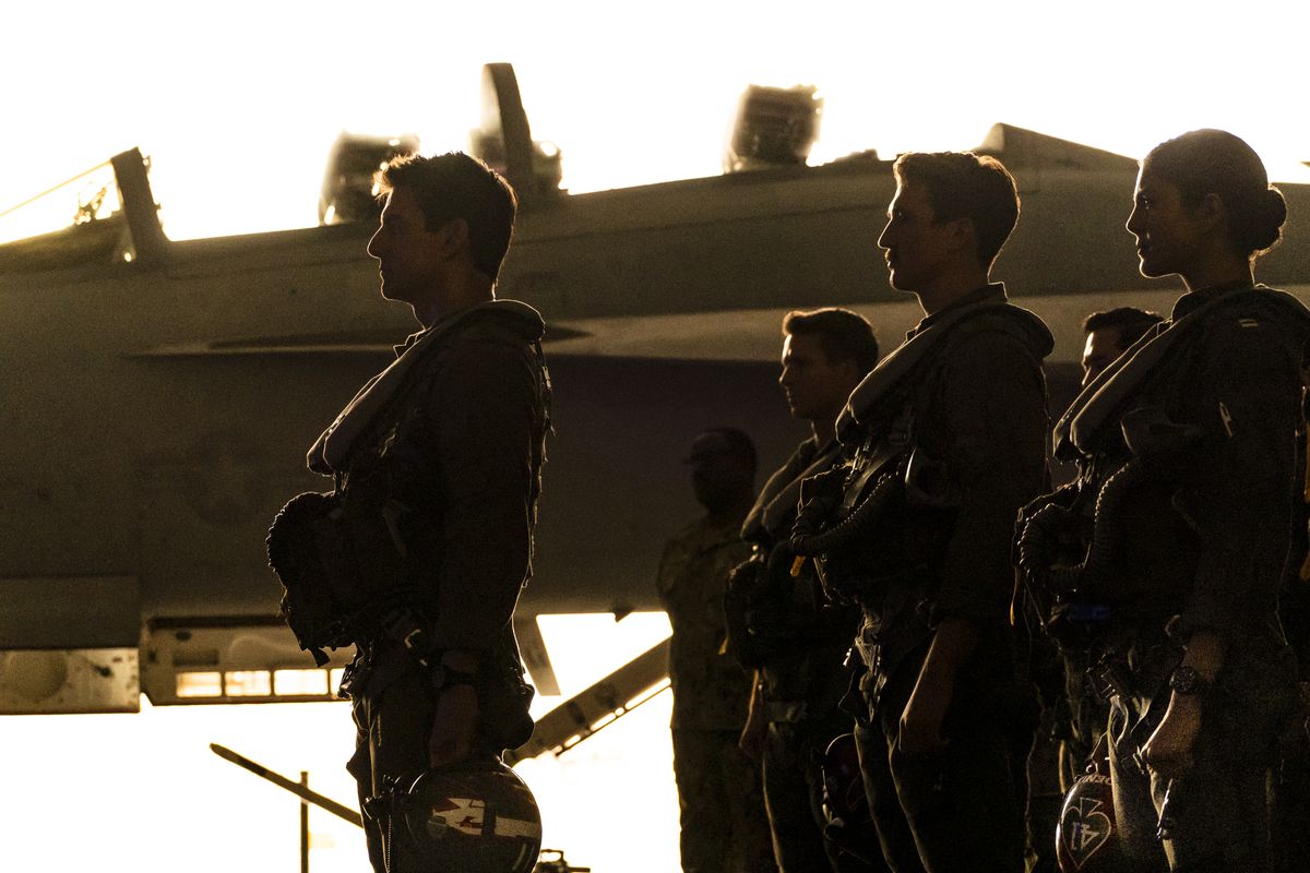 Maverick è di profilo con la sua classe di giovani bucks in uno scatto drammatico al tramonto per Top Gun: Maverick