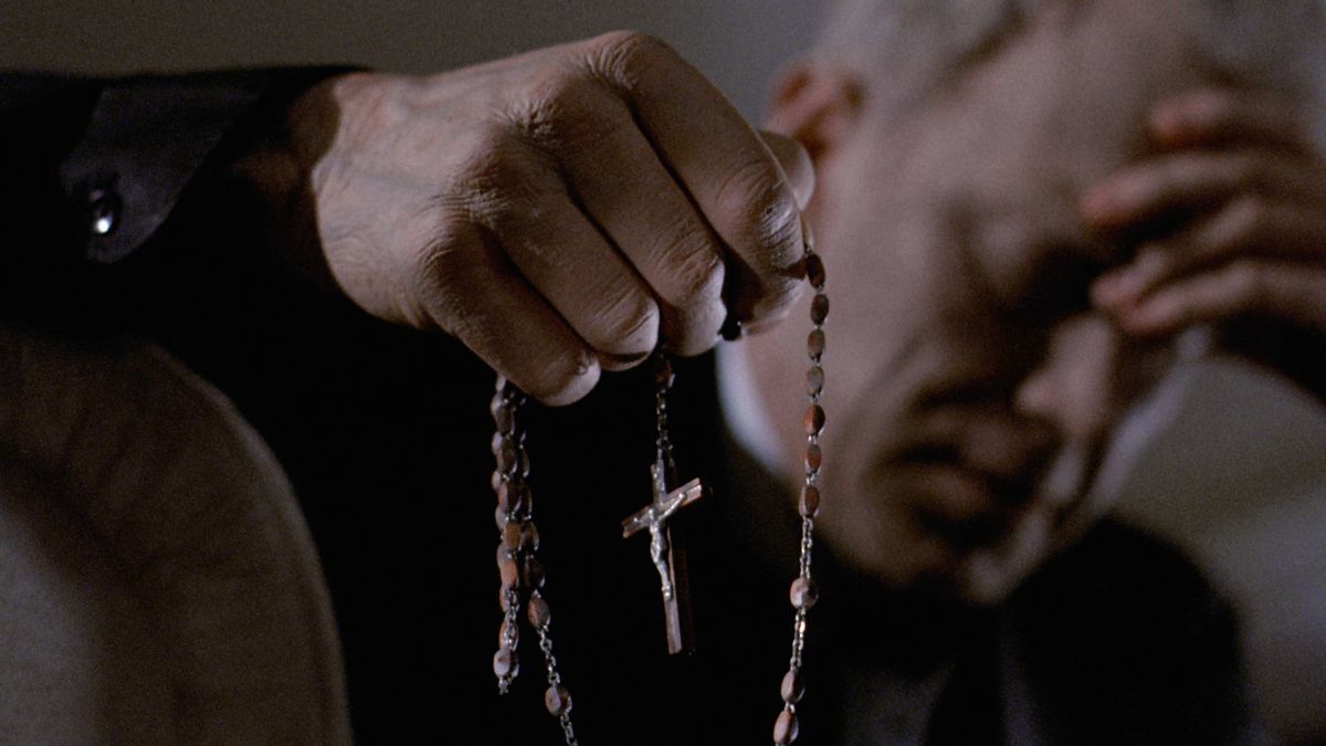 Max Van Sydow tiene una croce in una mano e la testa nell'altra ne L'esorcista.