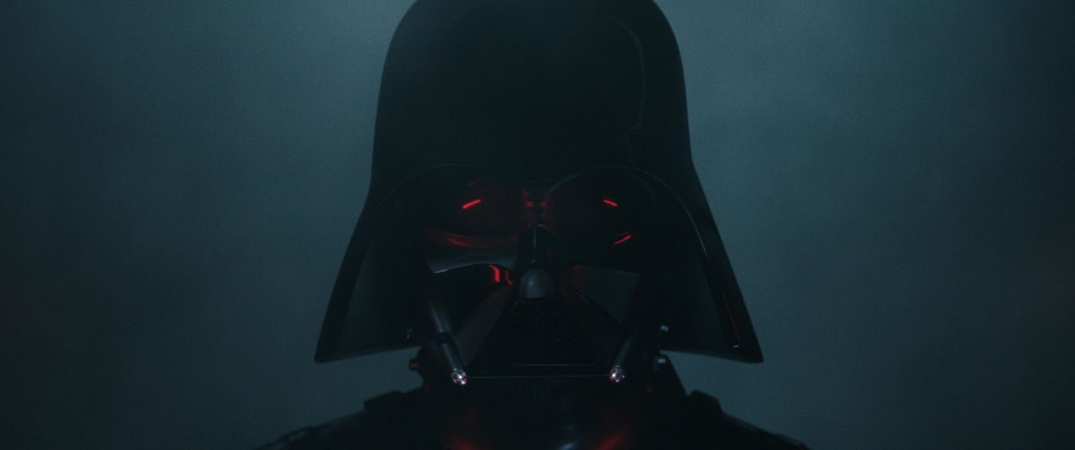 Darth Vader si trova nell'oscurità, il suo elmo riflette sottilmente la luce della sua spada laser in Obi-Wan Kenobi. 