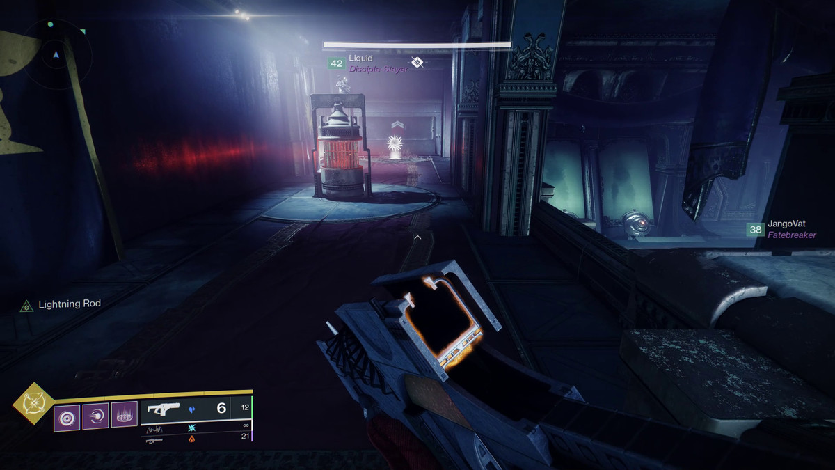 Un Guardiano guarda una campana e un simbolo nel dungeon Duality di Destiny 2