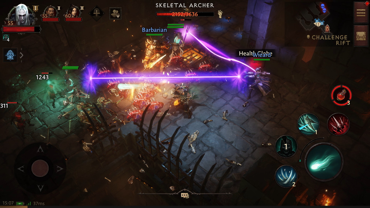 Tre personaggi giocanti in Diablo Immortal eseguono attacchi insieme contro nemici scheletrici in uno dei dungeon del gioco