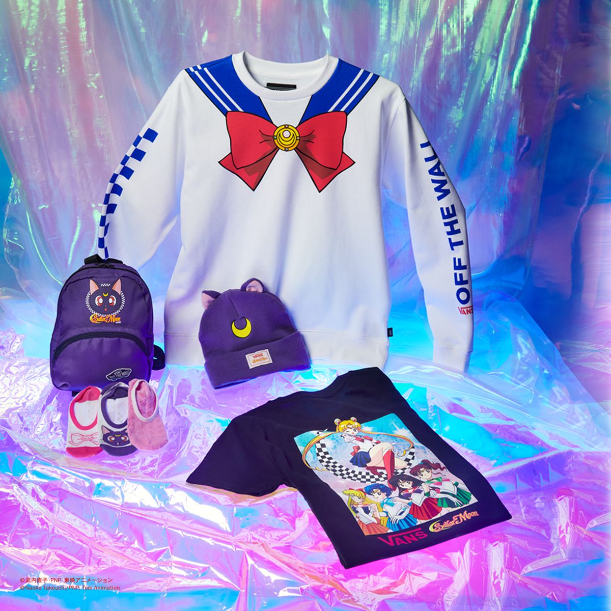 Una maglietta a maniche lunghe con un design che ricorda un Sailor Guardian, uno zaino, una maglietta e un berretto